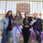 Mujeres Jovenes Protestando Juntas