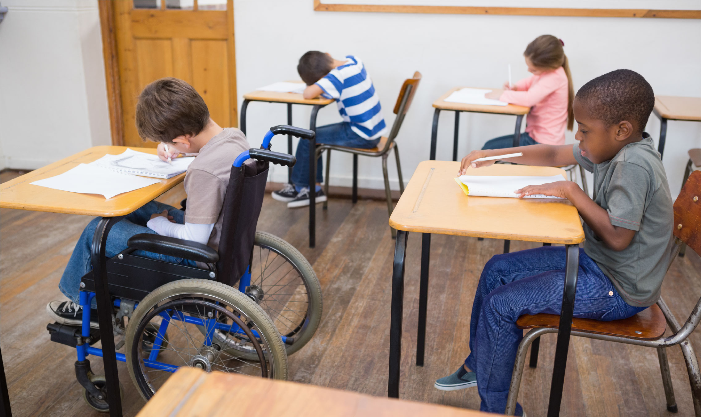 Alumnos diversos tomando clase en un aula, la imagen pretende demostrar la diversidad de alumnos y sus necesidades específicas