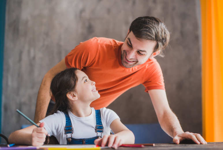 docente dibujando con niña estudiante