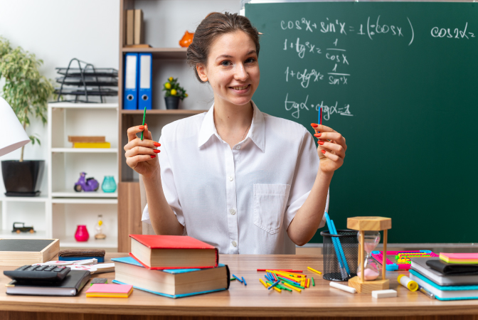 profesora con herramientas para el aprendizaje matemático